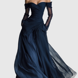 Női elegáns sötétkék chiffon-organza off-shoulder fazonú hosszú ujjú testhez álló maxiruha