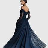Női elegáns sötétkék chiffon-organza off-shoulder fazonú hosszú ujjú testhez álló maxiruha
