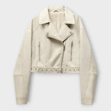 Modern Rövid Bőrkabát Övvel és Finom Esztétikával