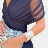 Selene | Női chiffon anyagú váll nélküli redőzött csavart elülső részű midi ruha