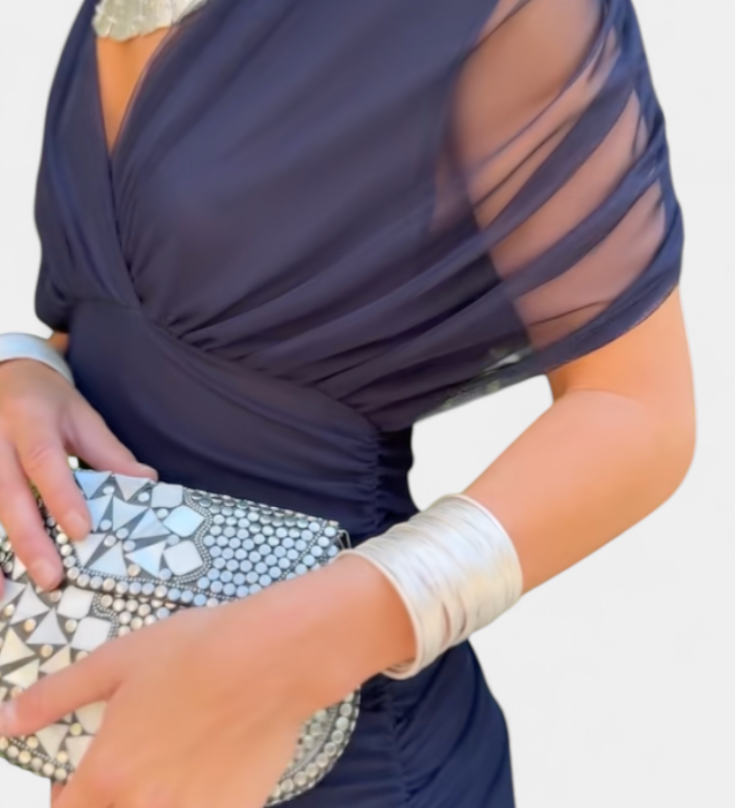 Selene | Női chiffon anyagú váll nélküli redőzött csavart elülső részű midi ruha