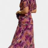 Selene | Női chiffon anyagú váll nélküli redőzött csavart elülső részű midi ruha