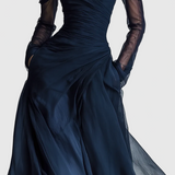 Női elegáns sötétkék chiffon-organza off-shoulder fazonú hosszú ujjú testhez álló maxiruha