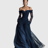Női elegáns sötétkék chiffon-organza off-shoulder fazonú hosszú ujjú testhez álló maxiruha