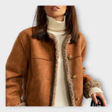 Elegáns bőrkabát meleg béléssel és klasszikus stílussal